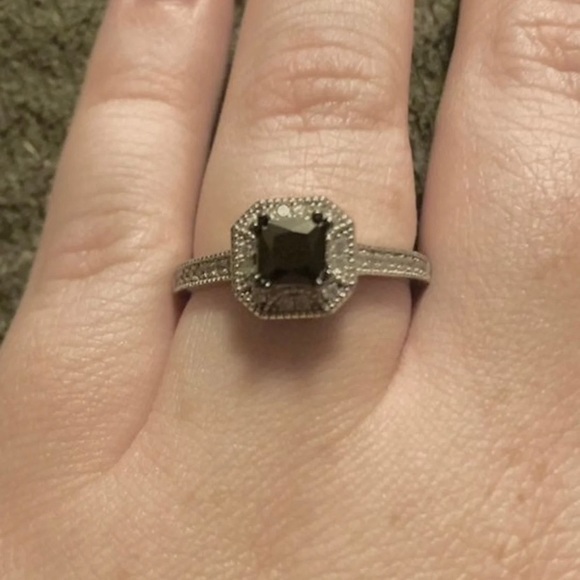 Engagement ring - Picture 2 of 4